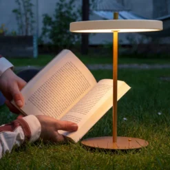 Lámpara de mesa recargable LED UMAGE Asteria Move, blanco perla/latón, 31 cm