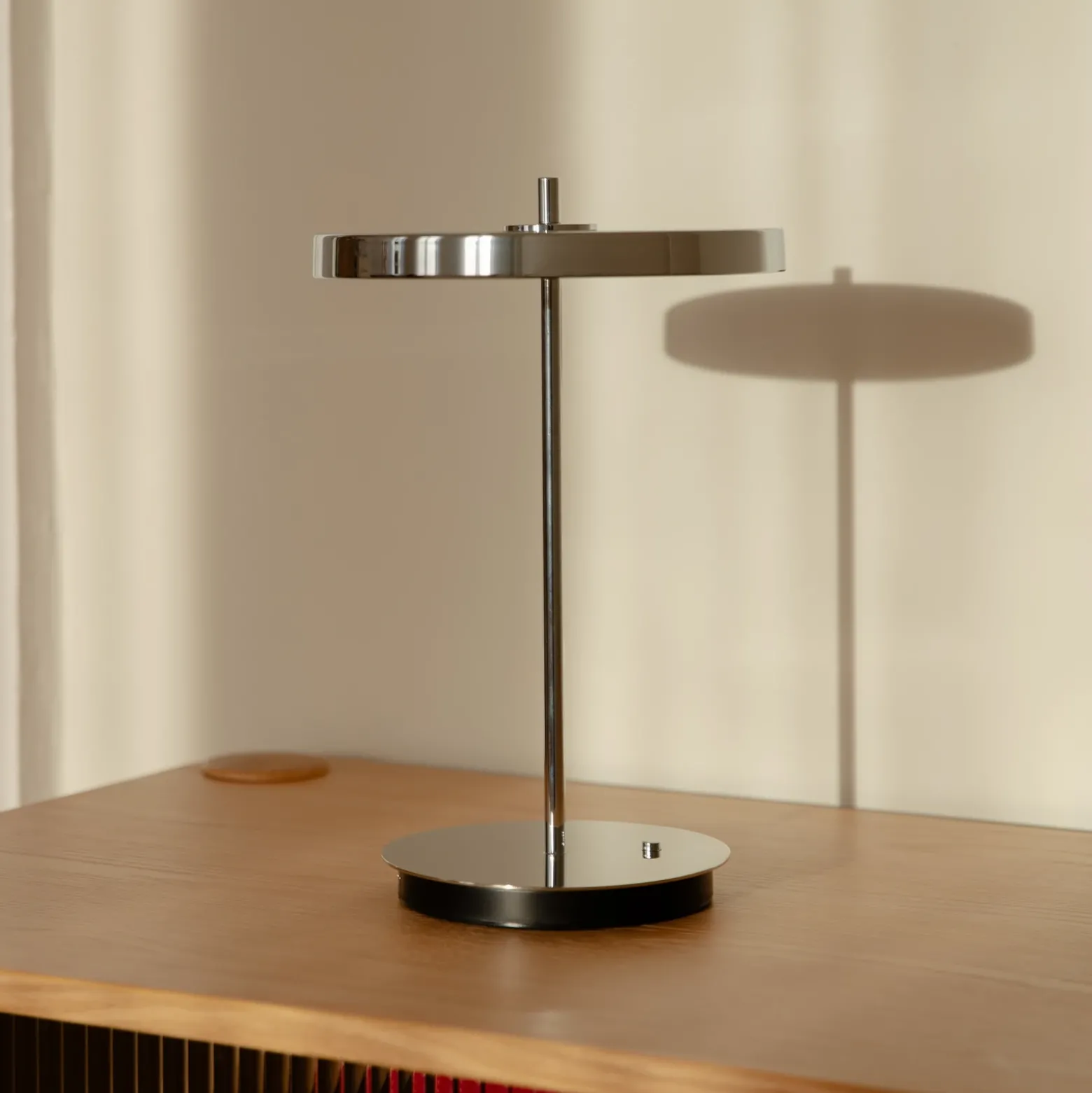 Lámpara de mesa recargable LED UMAGE Asteria Move, acero pulido, 31 cm