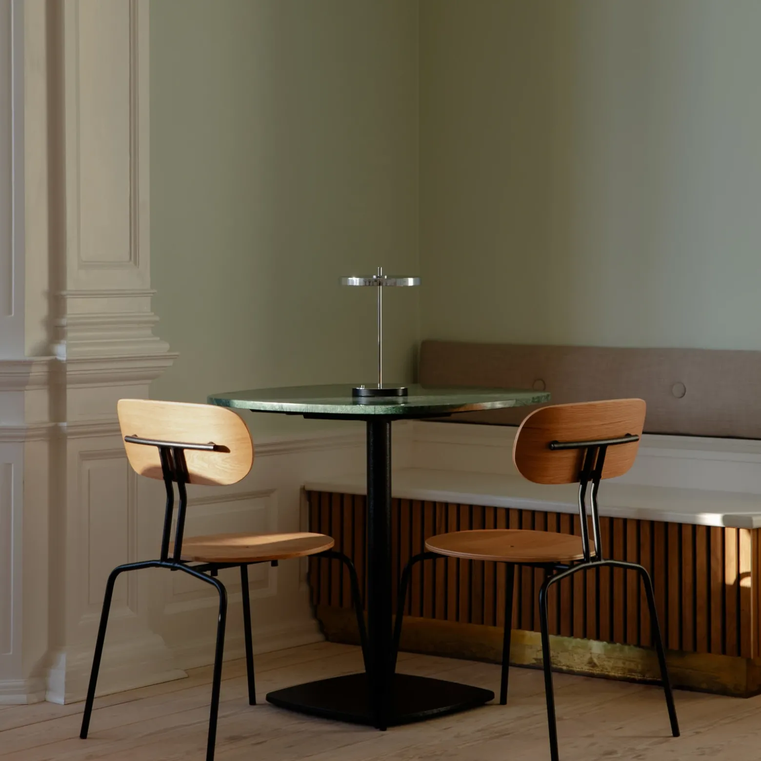 Lámpara de mesa recargable LED UMAGE Asteria Move, acero pulido, 31 cm