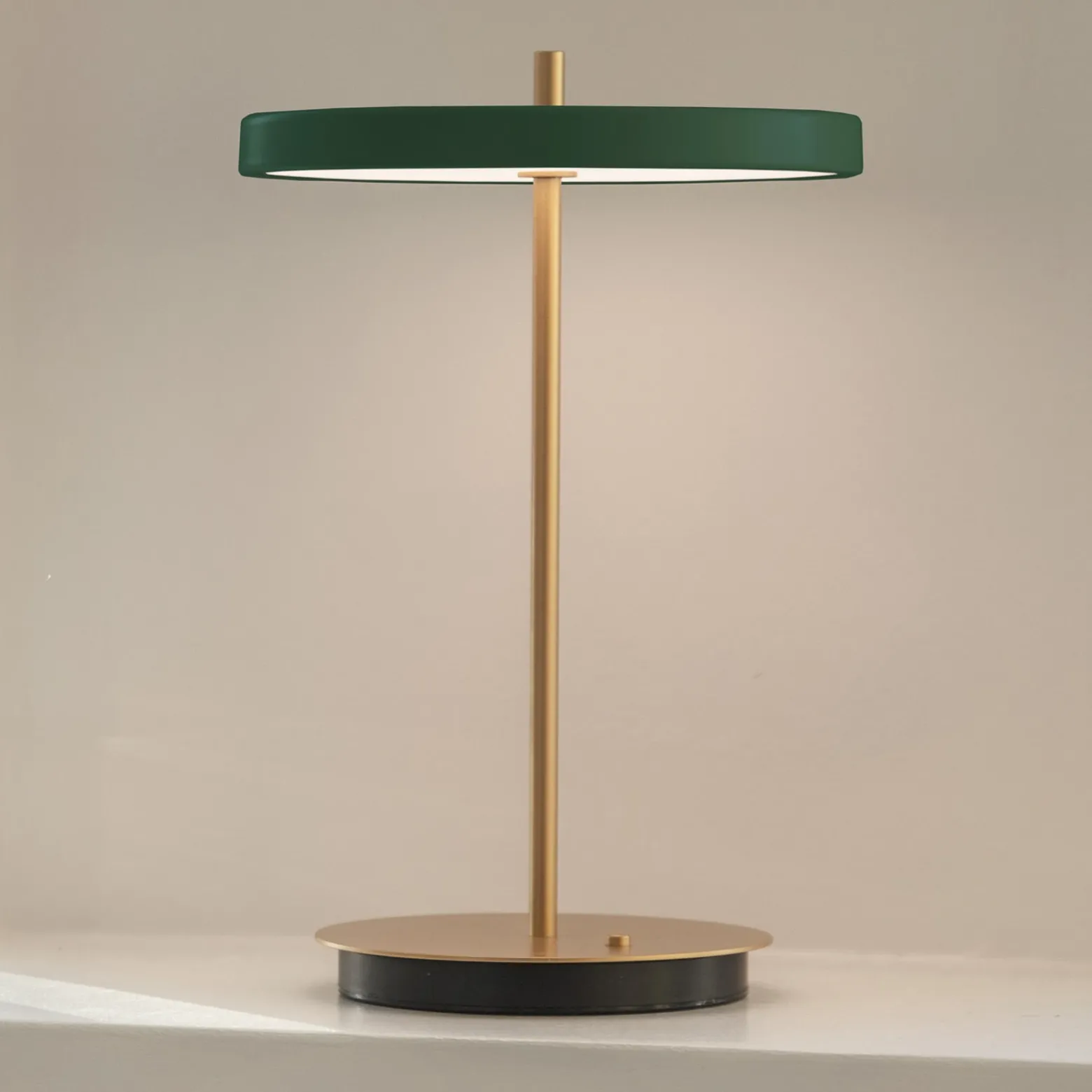 Lámpara de mesa recargable LED UMAGE Asteria Move, verde bosque/latón, 31 cm