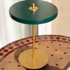 Lámpara de mesa recargable LED UMAGE Asteria Move, verde bosque/latón, 31 cm