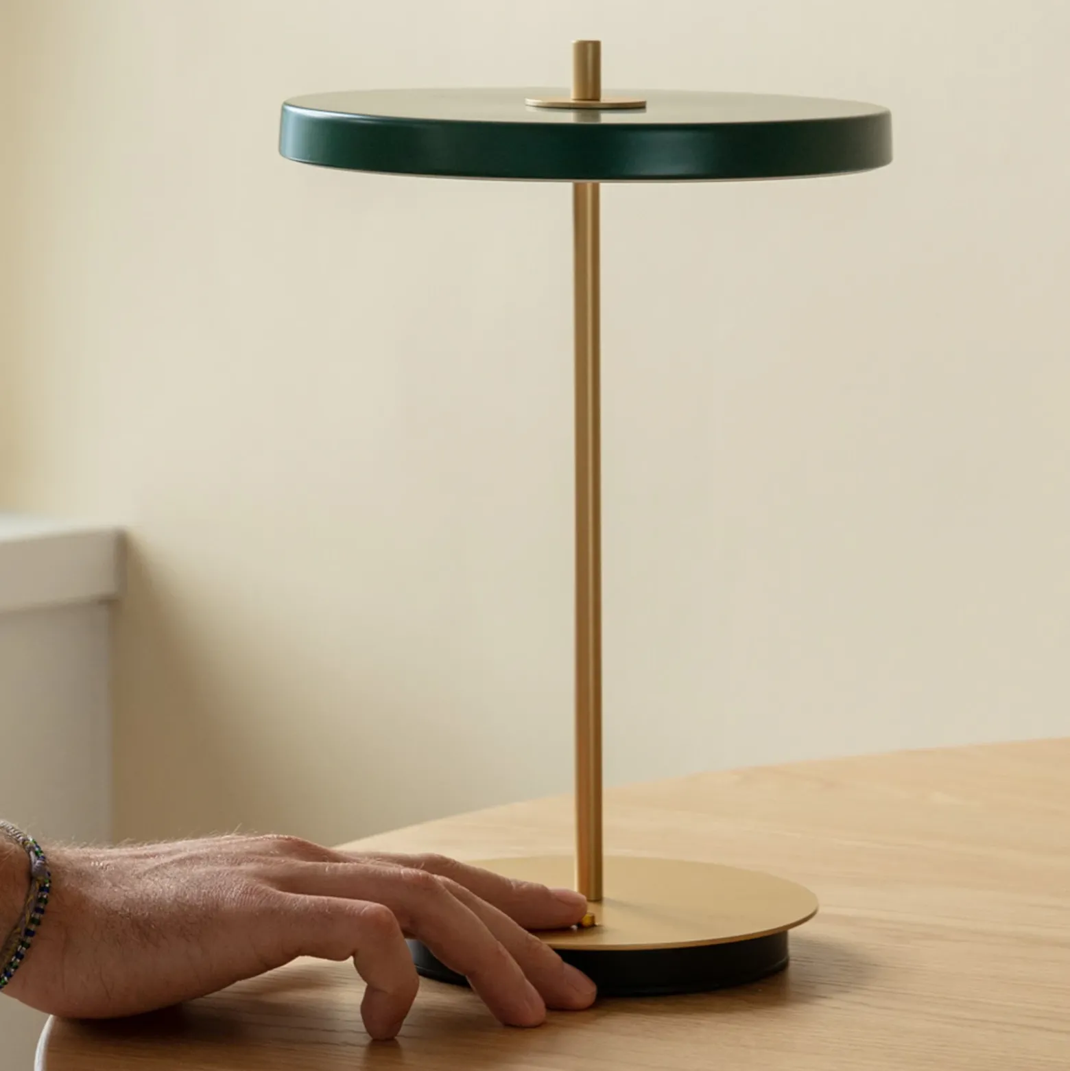 Lámpara de mesa recargable LED UMAGE Asteria Move, verde bosque/latón, 31 cm