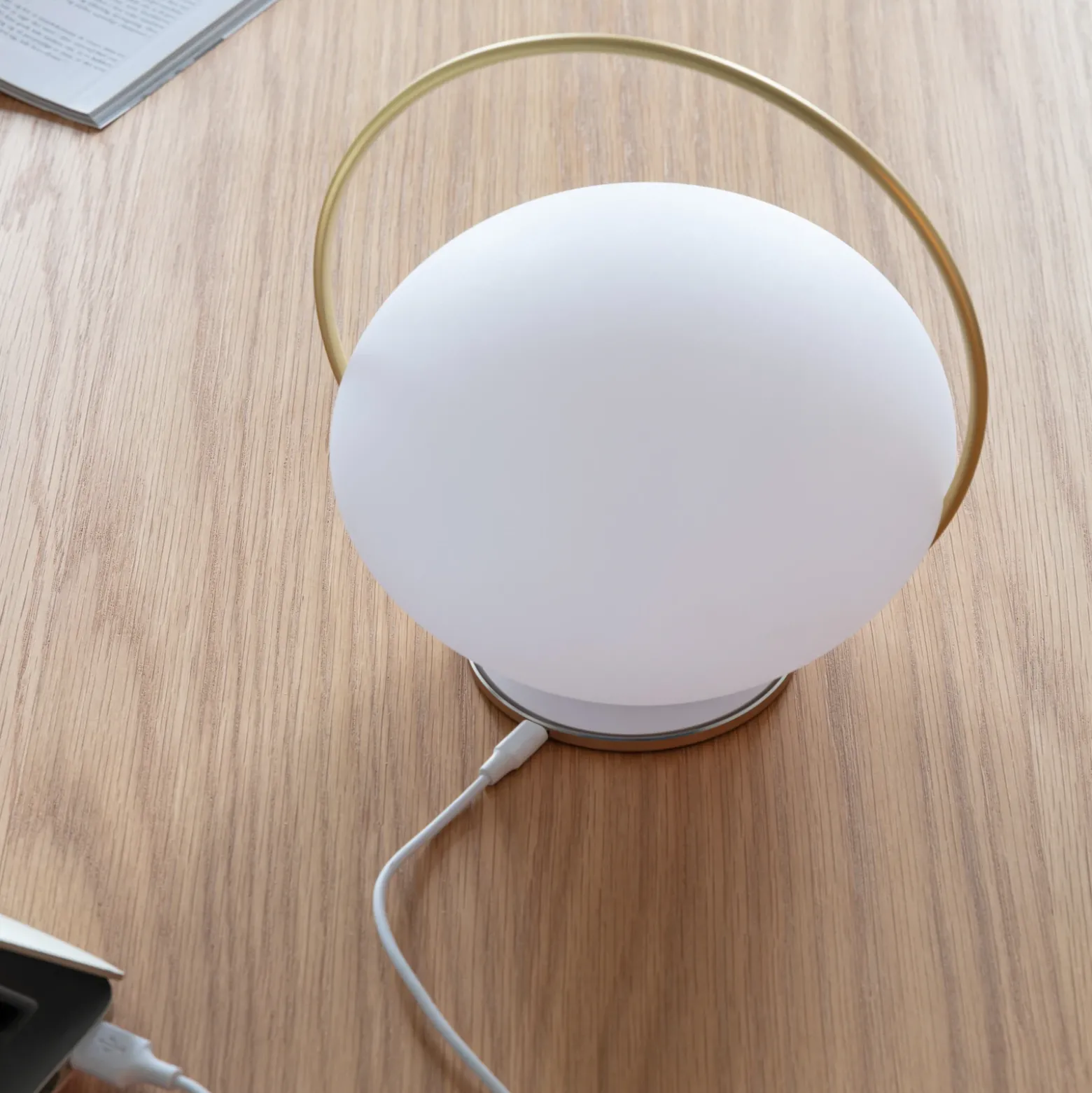 Lámpara de mesa recargable LED UMAGE Orbit, blanco/latón, IP44, CCT