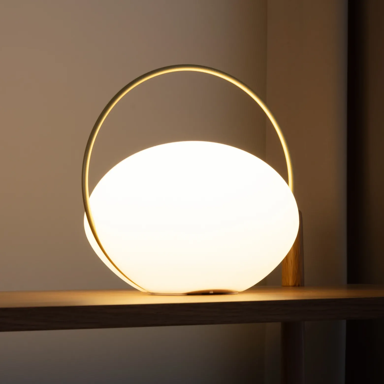 Lámpara de mesa recargable LED UMAGE Orbit, blanco/latón, IP44, CCT