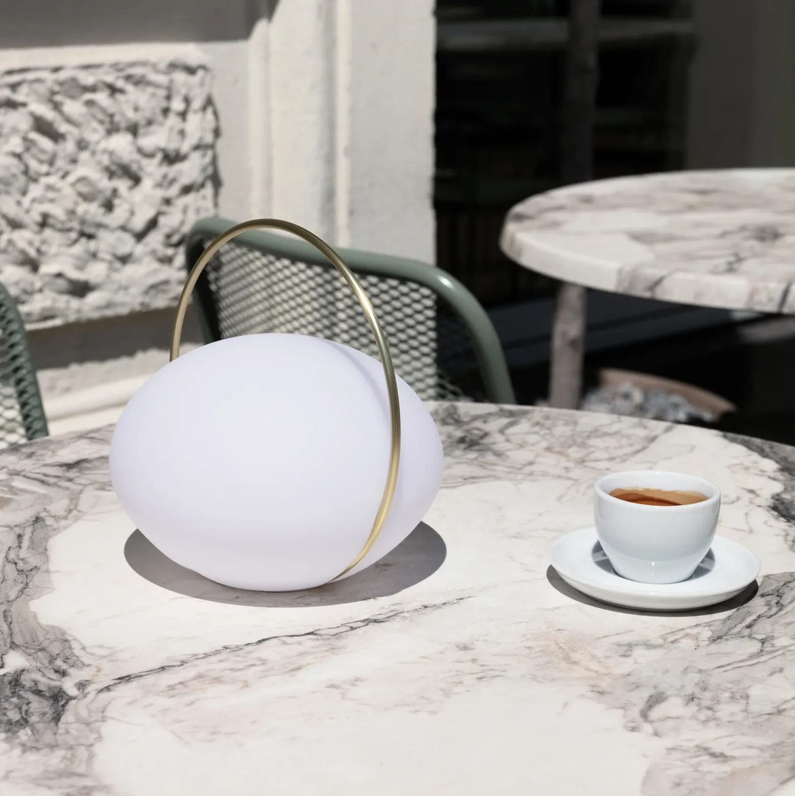 Lámpara de mesa recargable LED UMAGE Orbit, blanco/latón, IP44, CCT