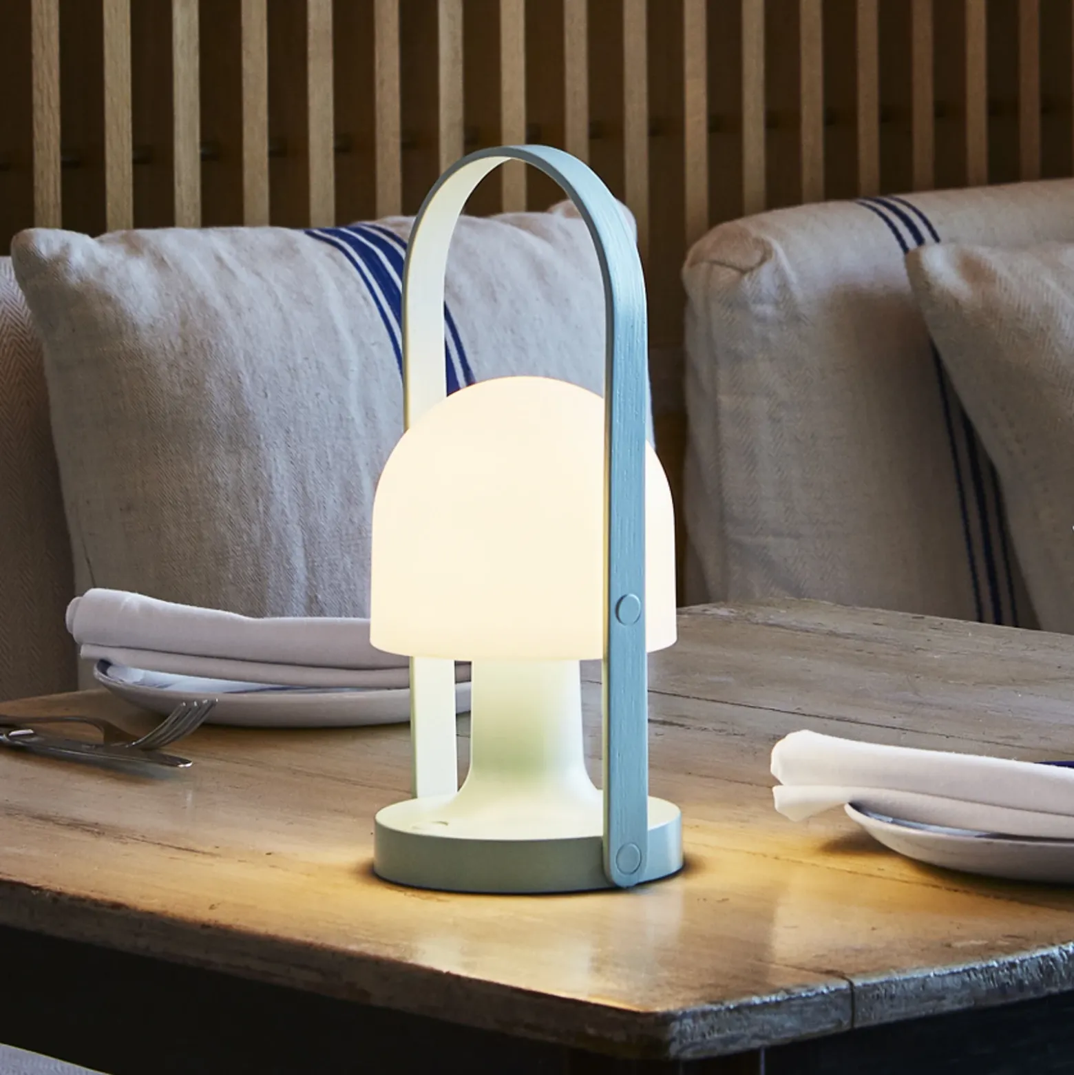Lámpara de mesa recargable LED FollowMe de MARSET, azul