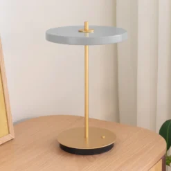 Lámpara de mesa recargable LED UMAGE Asteria Move, gris niebla/latón, 31 cm