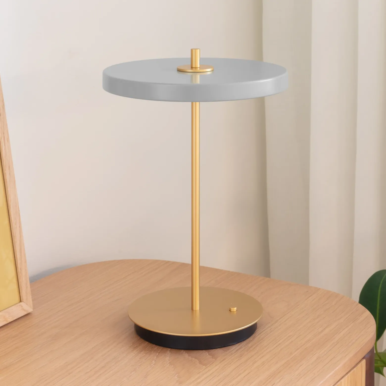 Lámpara de mesa recargable LED UMAGE Asteria Move, gris niebla/latón, 31 cm