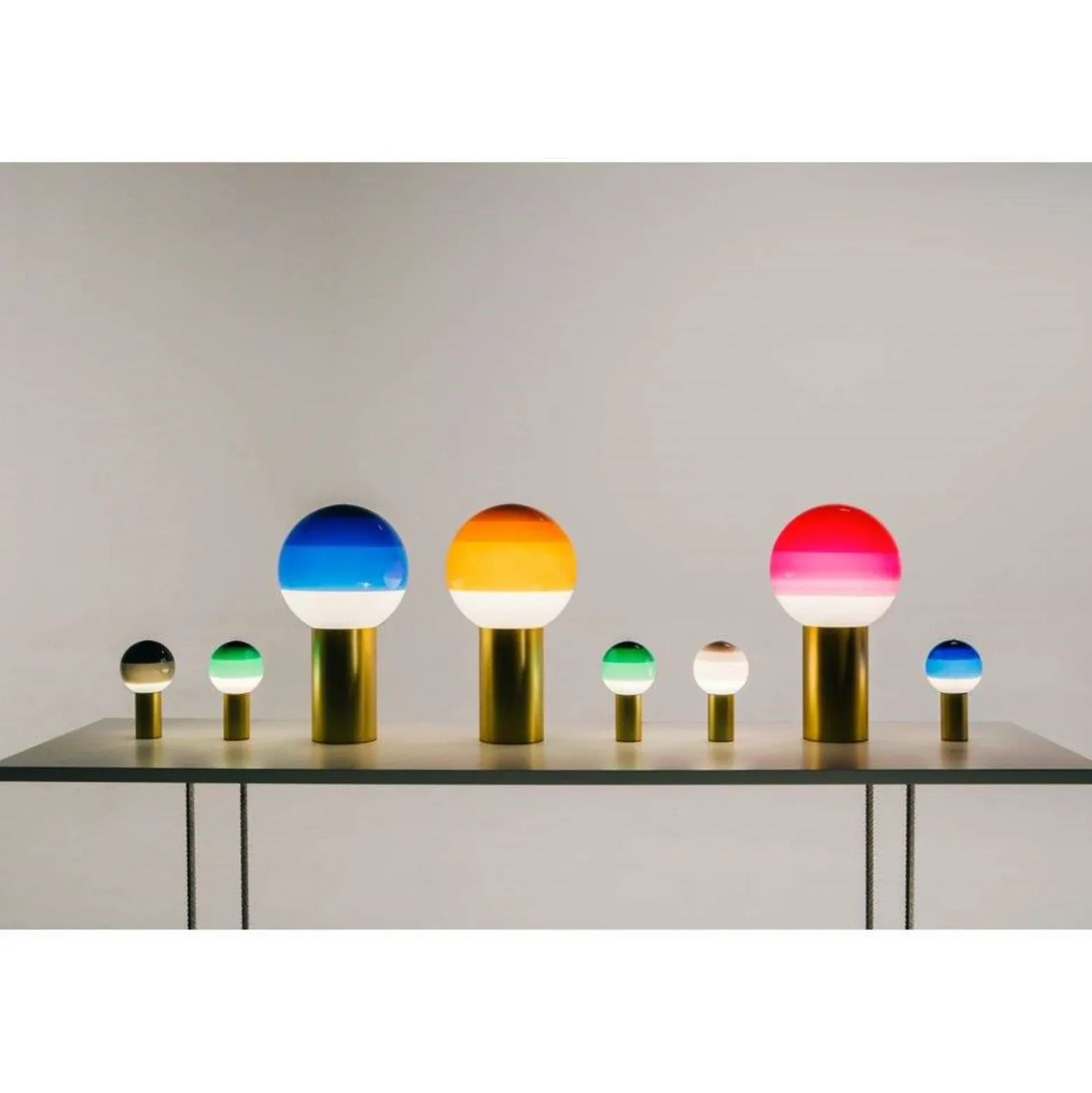 lámpara de mesa recargable MARSET Dipping Light, verde/latón