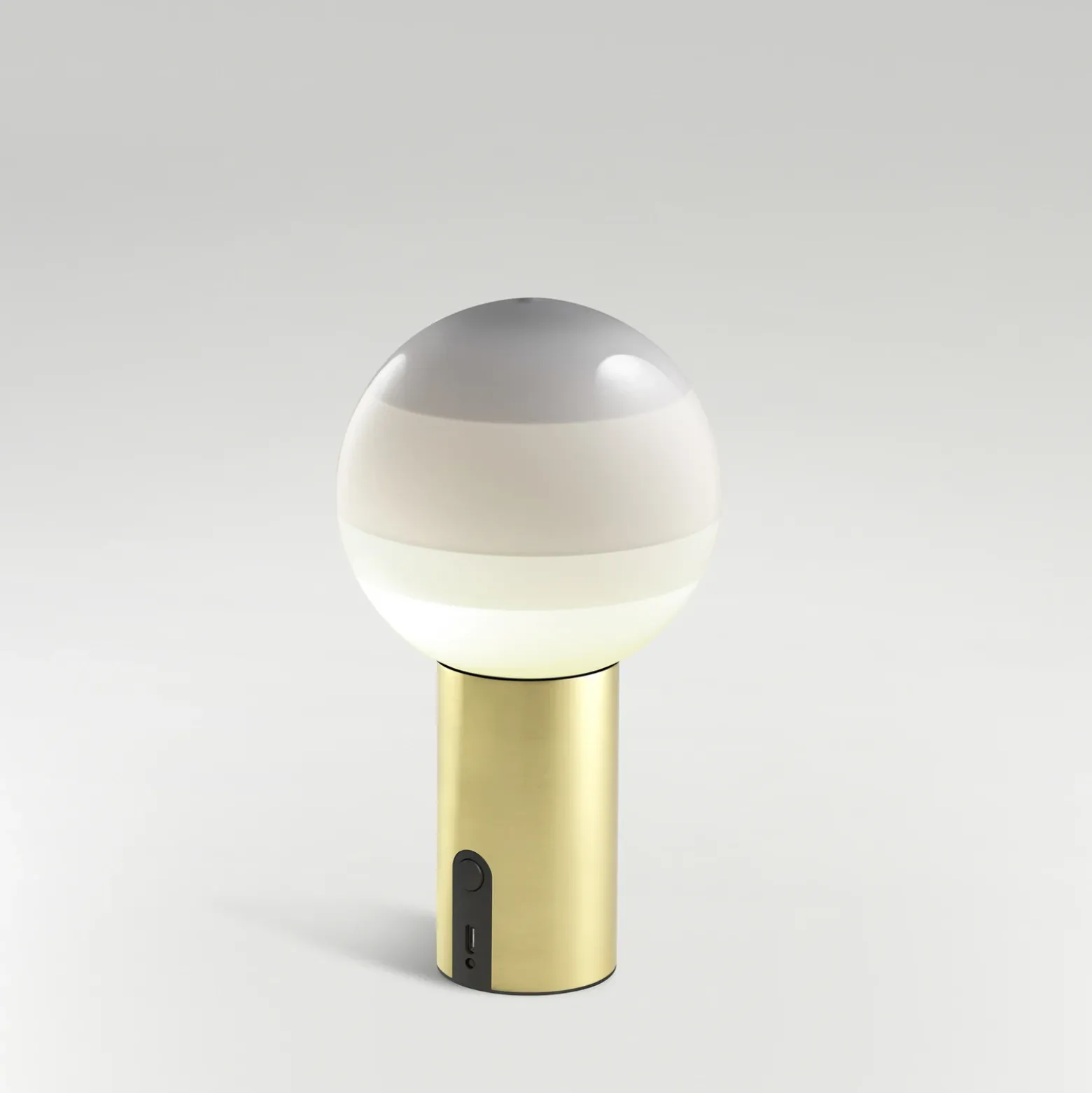 Lámpara de mesa recargable MARSET Dipping Light, atenuable, blanco/latón