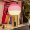 lámpara de mesa recargable MARSET Dipping Light, rosa/latón, atenuable