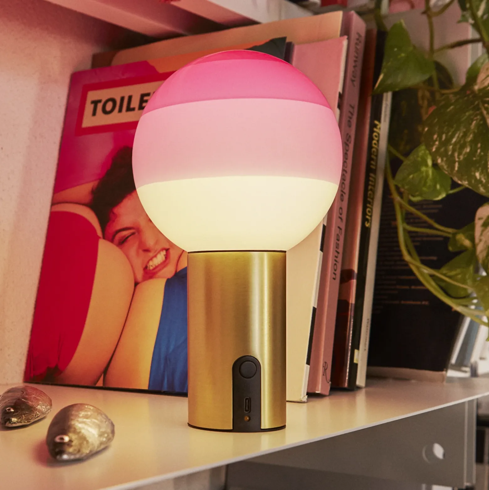 lámpara de mesa recargable MARSET Dipping Light, rosa/latón, atenuable
