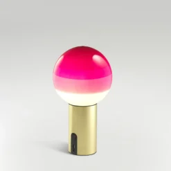 lámpara de mesa recargable MARSET Dipping Light, rosa/latón, atenuable