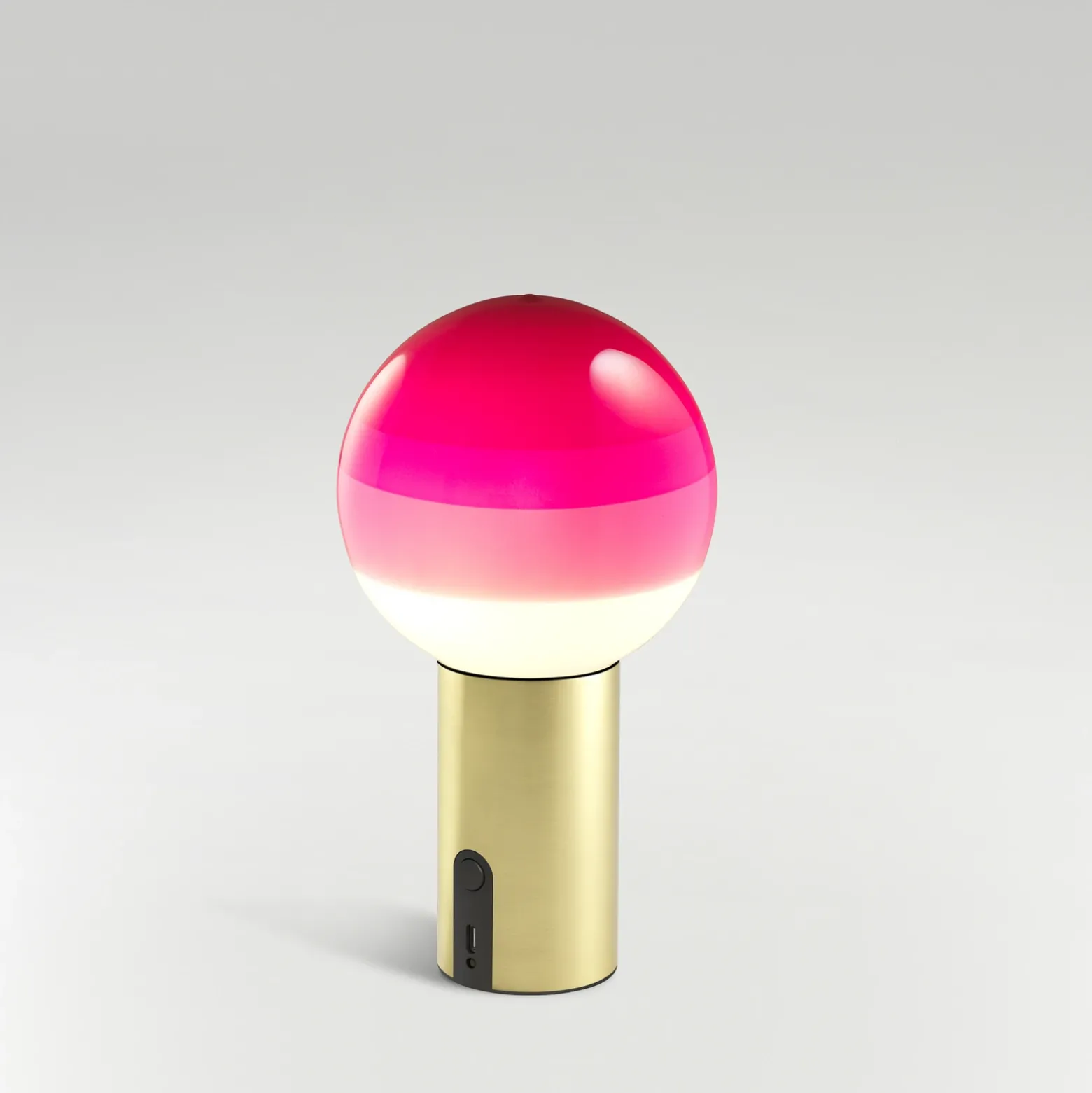 lámpara de mesa recargable MARSET Dipping Light, rosa/latón, atenuable
