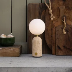 Lámpara de mesa recargable Torrano de Globen Lighting, travertino beige