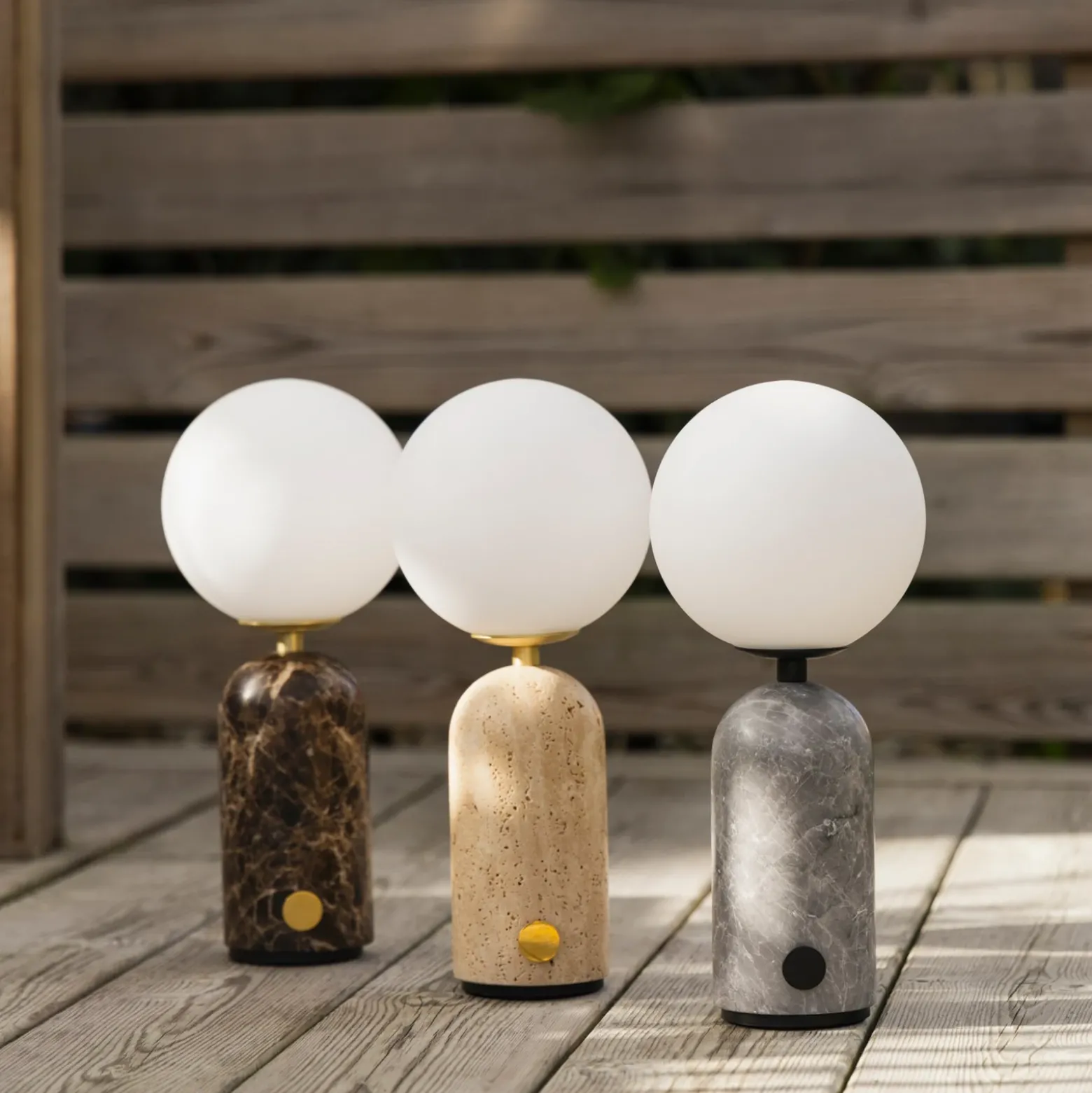 Lámpara de mesa recargable Torrano de Globen Lighting, travertino beige