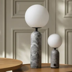 Lámpara de mesa recargable Torrano de Globen Lighting, mármol gris