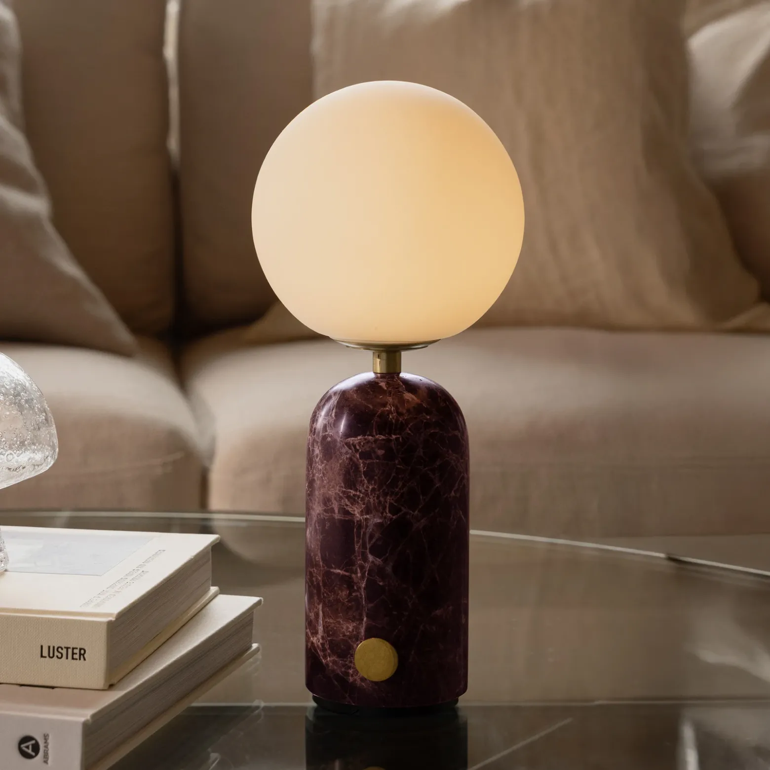 Lámpara de mesa recargable Torrano de Globen Lighting, altura 27 cm, mármol