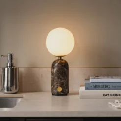 Lámpara de mesa recargable Torrano de Globen Lighting, mármol marrón