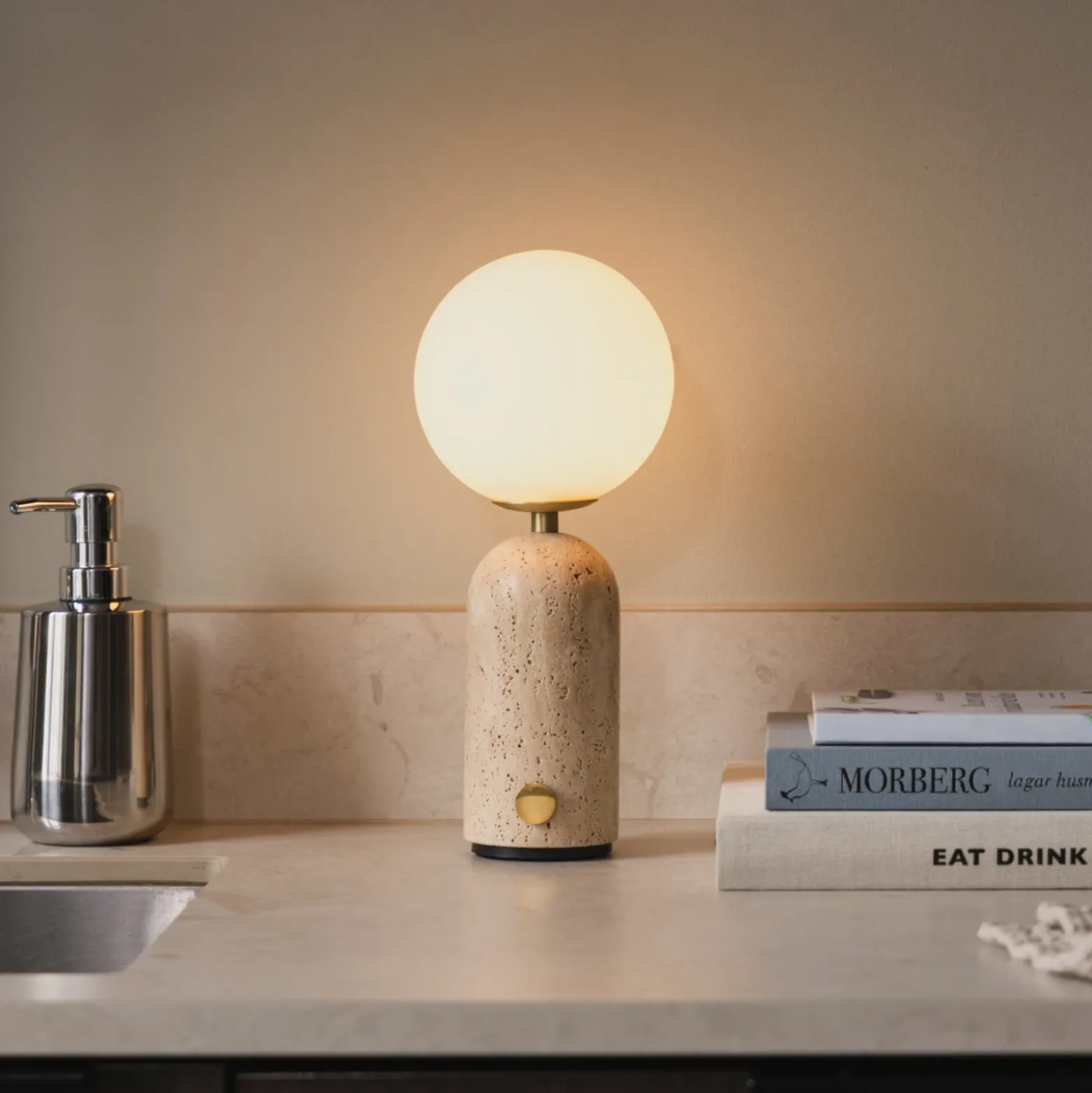 Lámpara de mesa recargable Torrano de Globen Lighting, travertino beige
