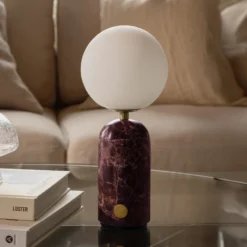 Lámpara de mesa recargable Torrano de Globen Lighting, altura 27 cm, mármol