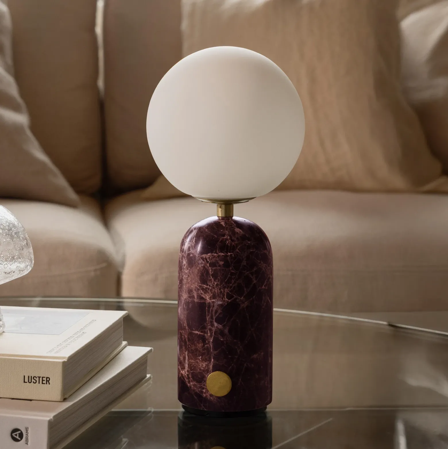 Lámpara de mesa recargable Torrano de Globen Lighting, altura 27 cm, mármol