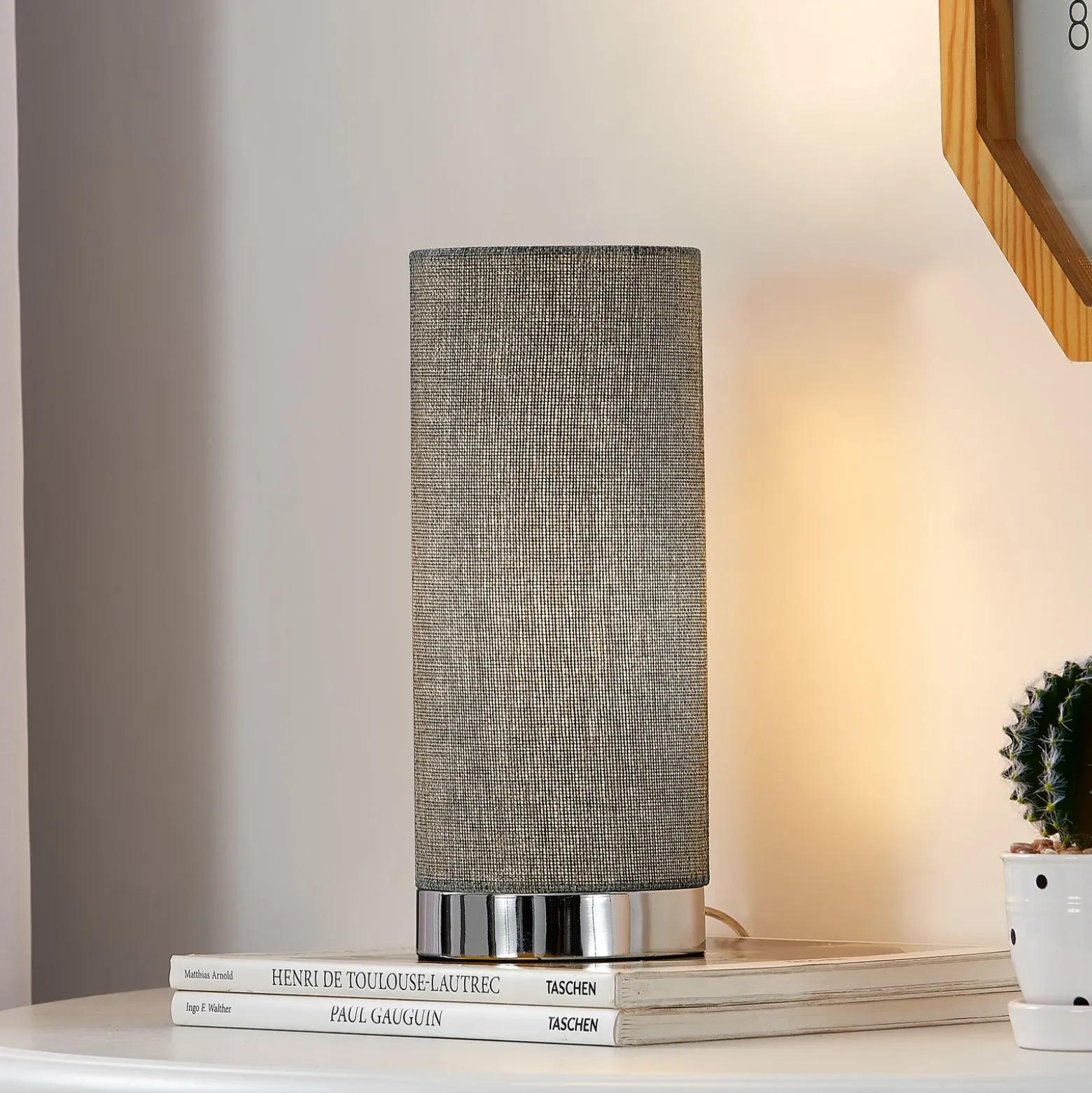 Lámpara de mesa Ronja gris con base cromada