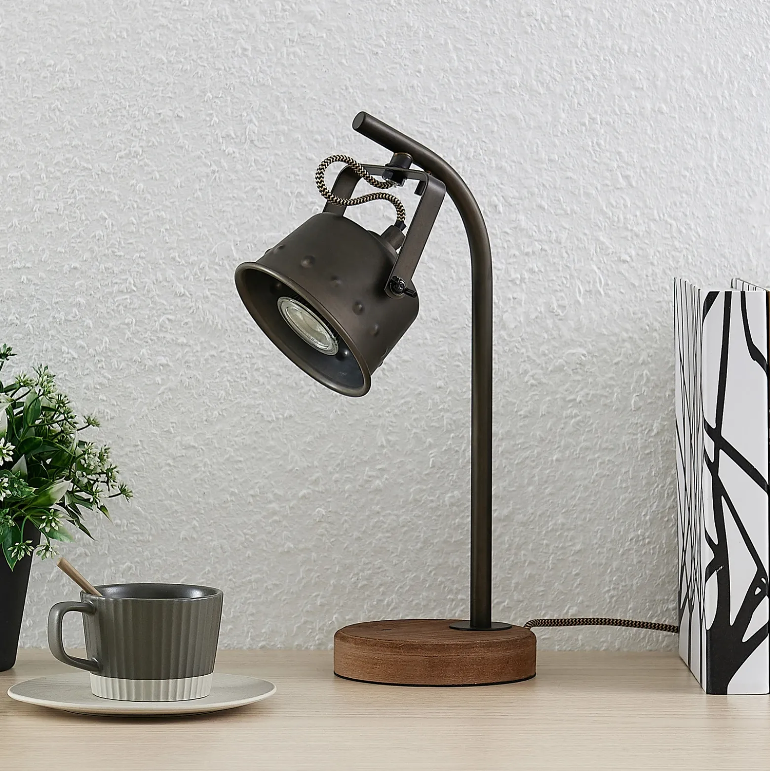 Lámpara de mesa Rubinjo de Lindby, 37 cm, negra, madera, metal, GU10