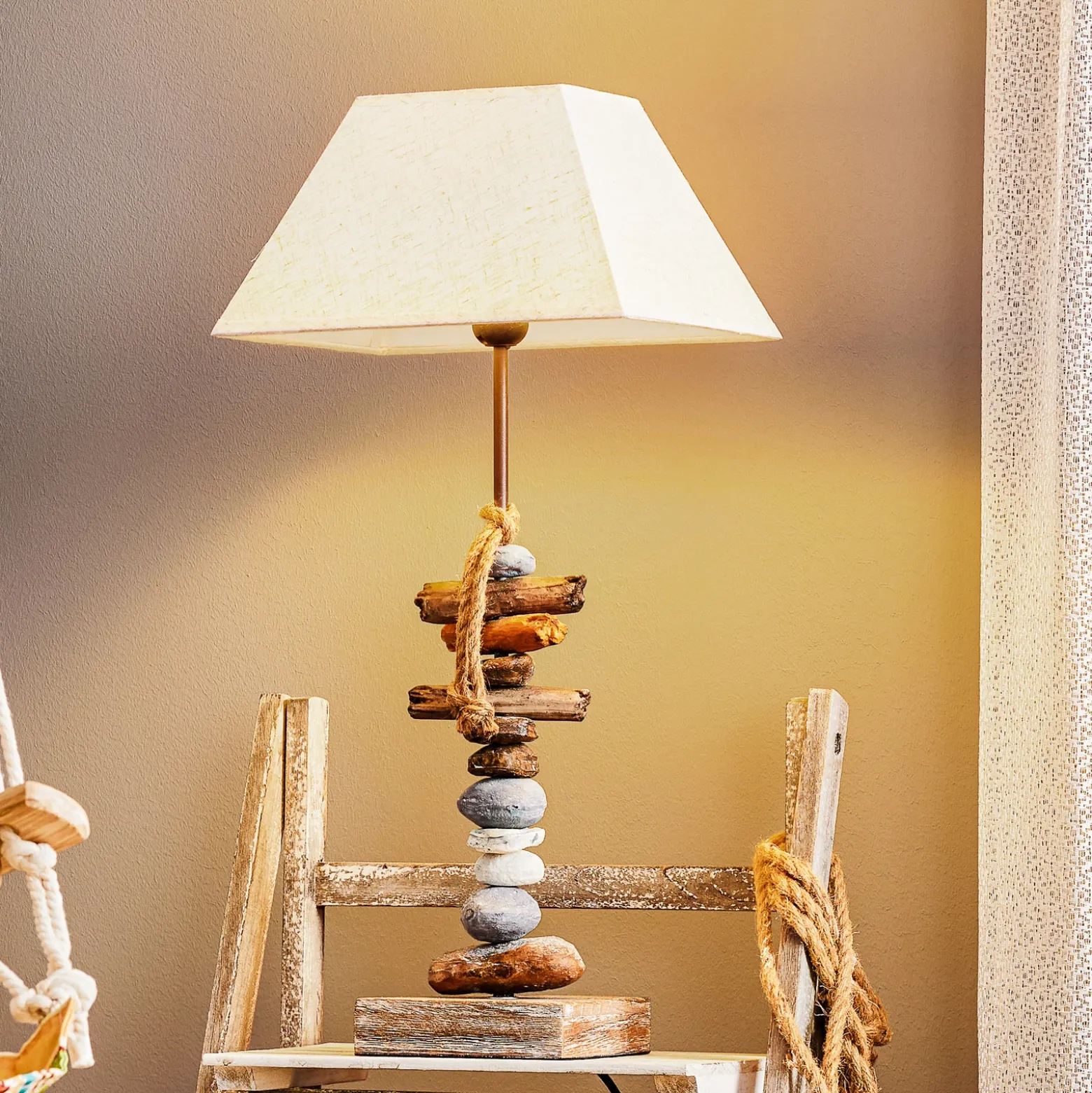 Lámpara de mesa Seregon con decoración de piedra, altura 63 cm