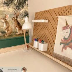Lámpara de mesa Shivanja madera, pantalla blanca