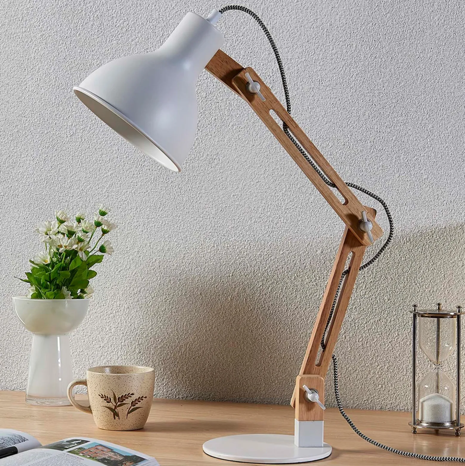 Lámpara de mesa Shivanja madera, pantalla blanca