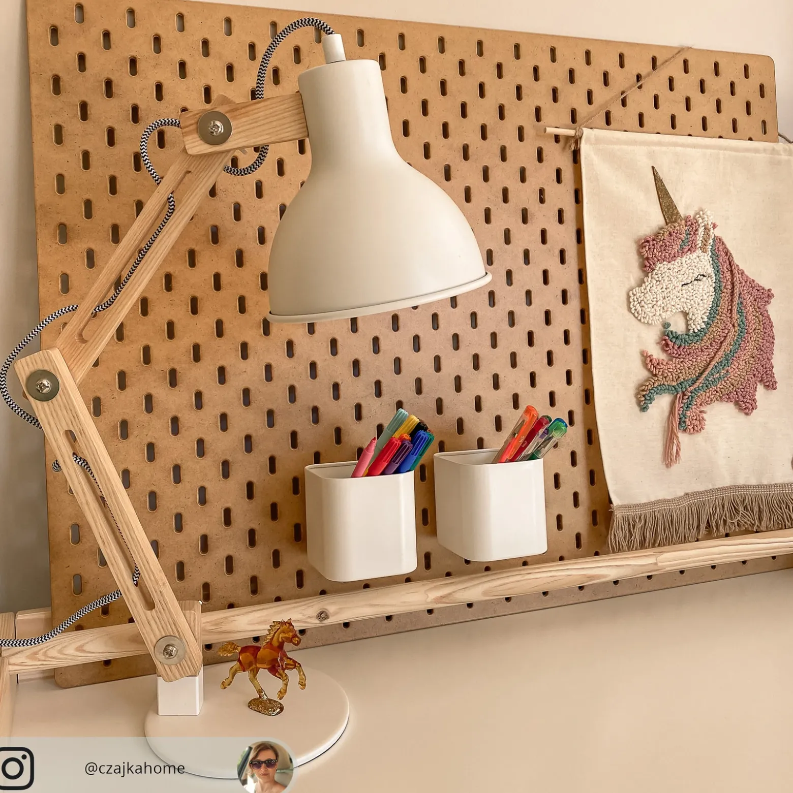 Lámpara de mesa Shivanja madera, pantalla blanca