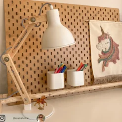 Lámpara de mesa Shivanja madera, pantalla blanca