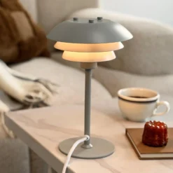Lámpara de mesa SIXTEEN de Dyberg Larsen, gris, metal, E27