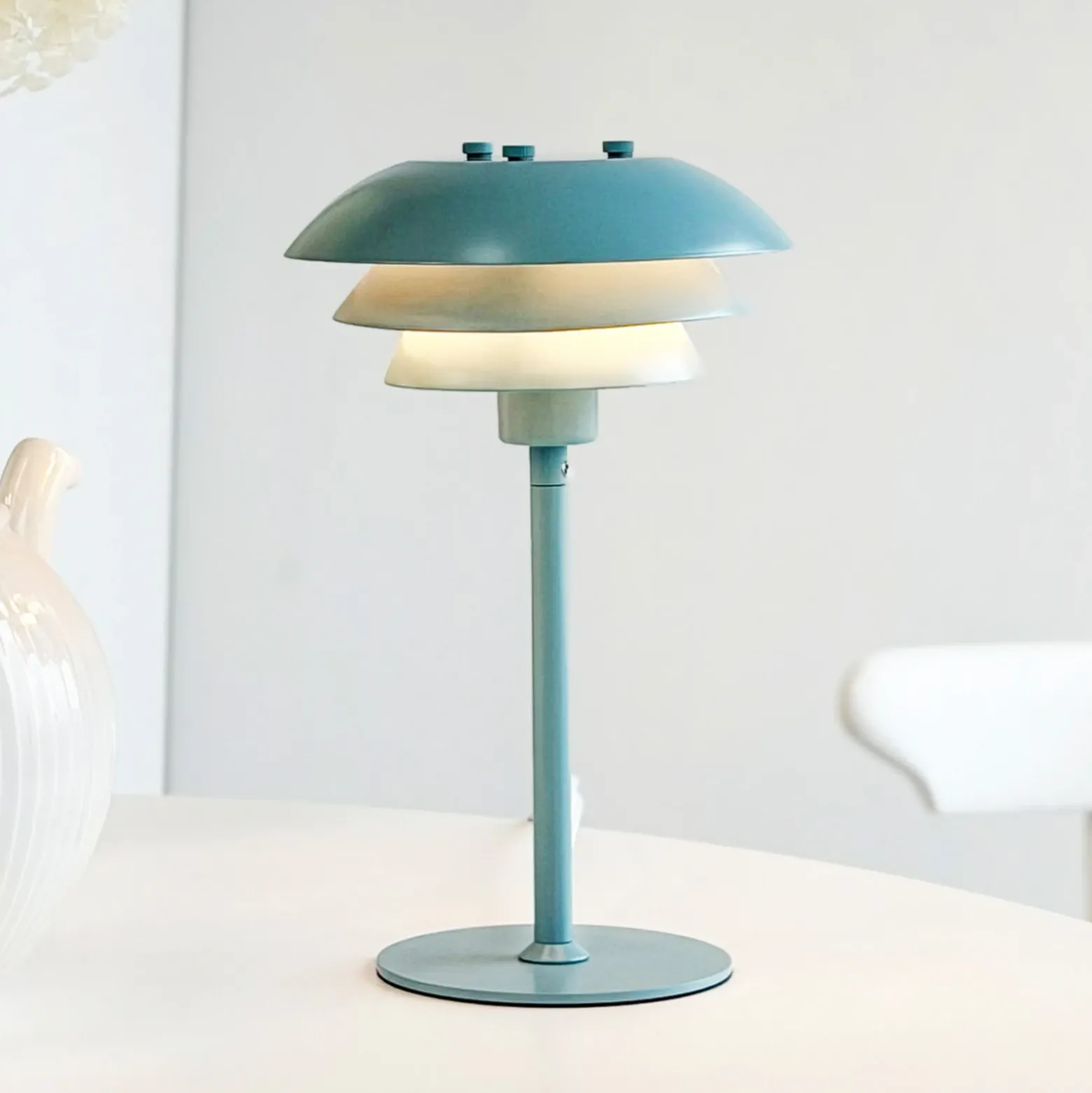 Lámpara de mesa SIXTEEN de Dyberg Larsen, azul hielo, metal, E27