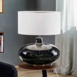 Lámpara de mesa Skien, pantalla blanca, base de cristal gris humo