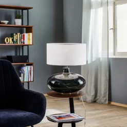 Lámpara de mesa Skien, pantalla blanca, base de cristal gris humo
