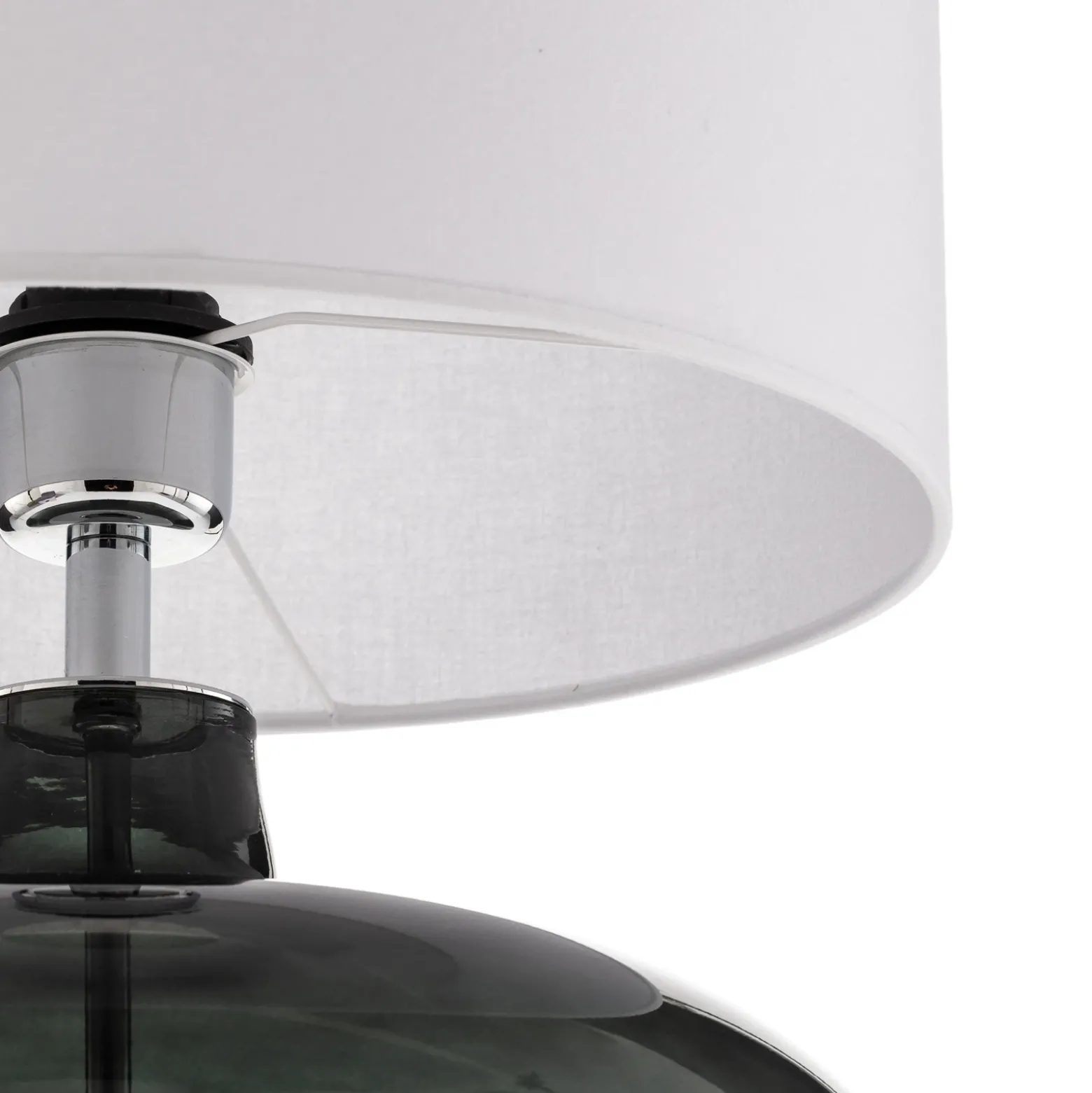 Lámpara de mesa Skien, pantalla blanca, base de cristal gris humo