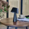 Lámpara de mesa solar LED Lindby Lirinor, de plástico negro, 13 cm