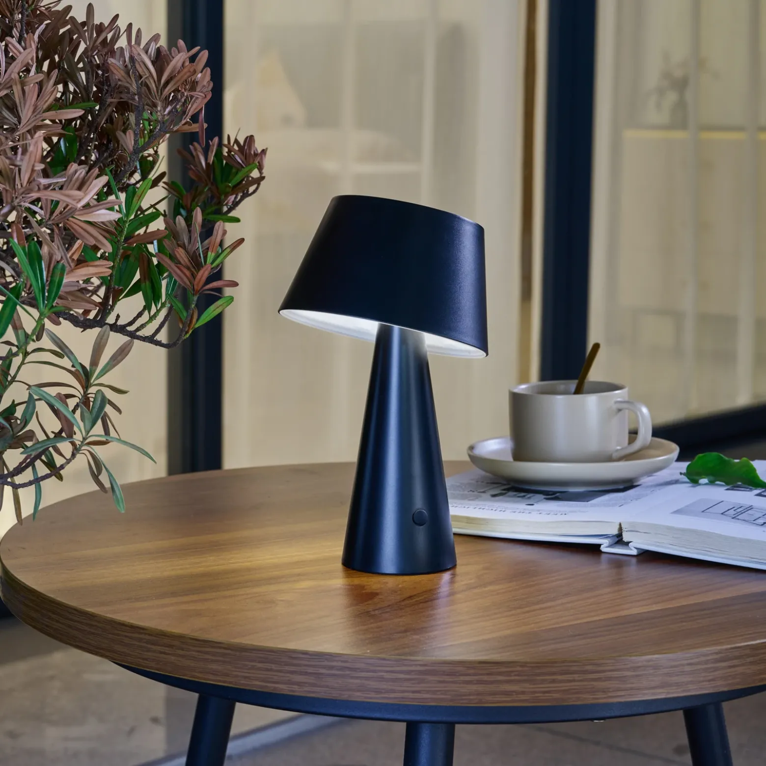 Lámpara de mesa solar LED Lindby Lirinor, de plástico negro, 13 cm