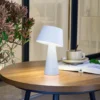 Lámpara de mesa solar LED Lirinor de Lindby, blanca, de plástico, Ø 13 cm