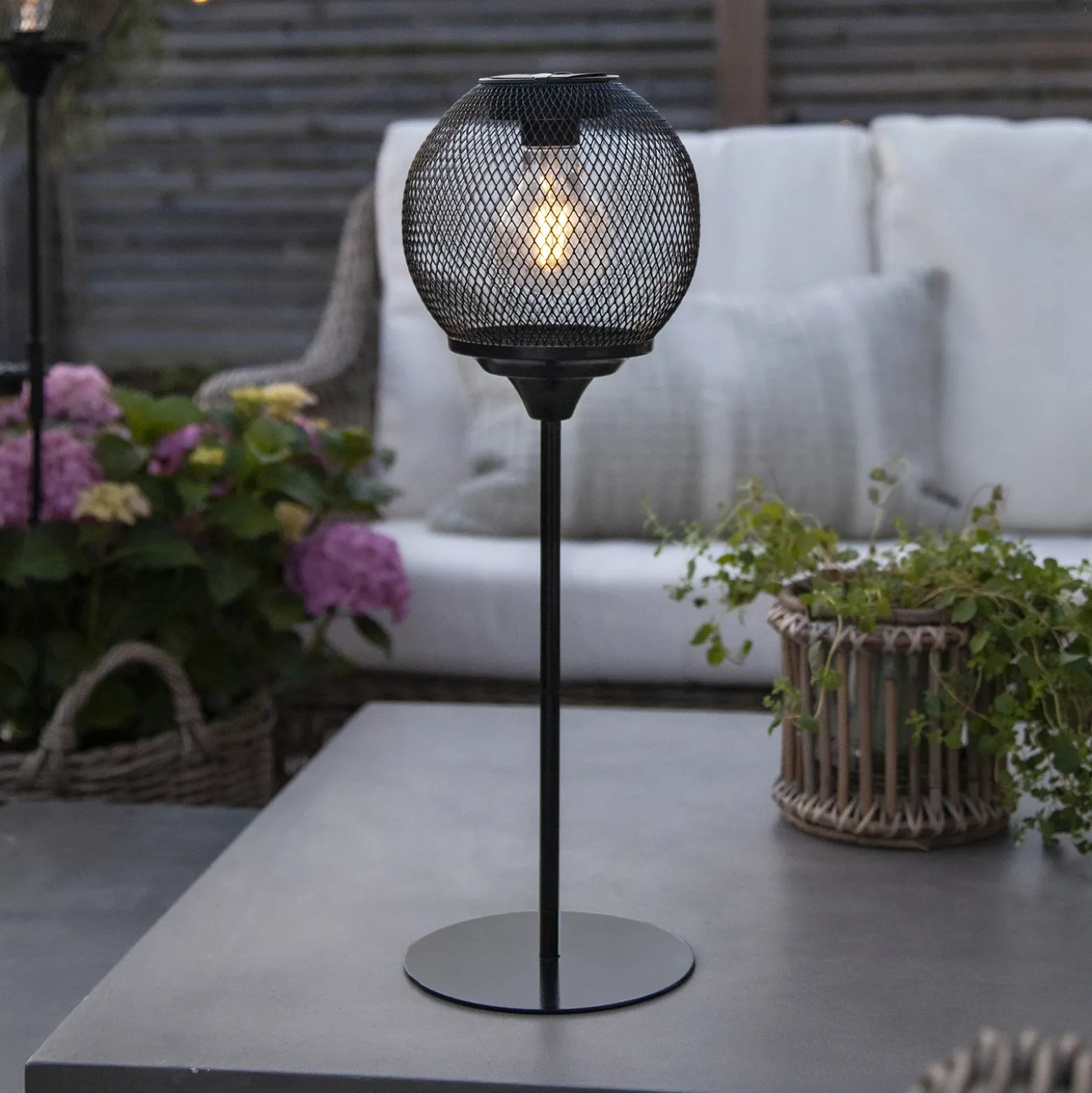 Lámpara de mesa solar LED Sunlight con malla
