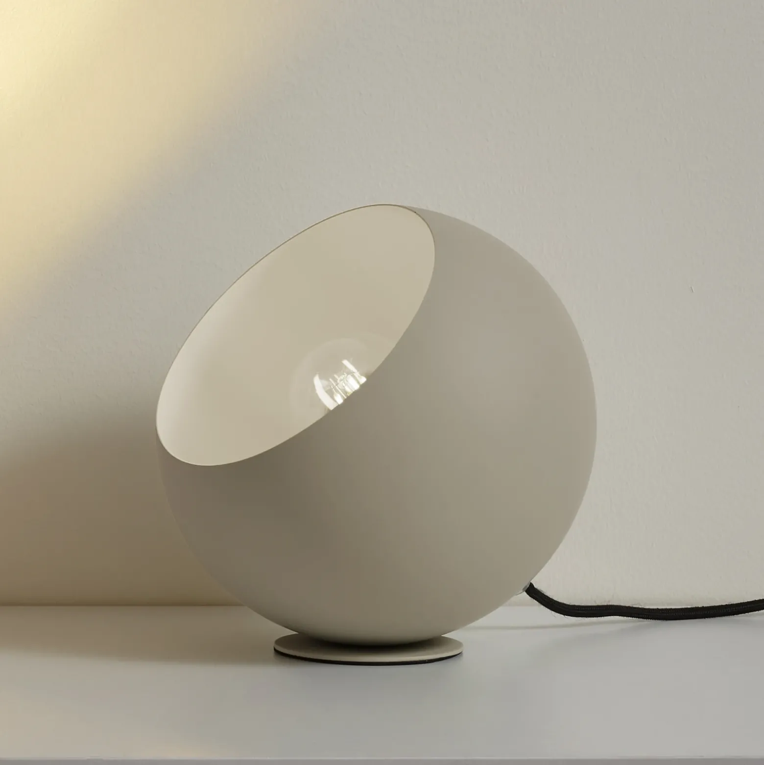 Lámpara de mesa Solomia de Lindby, beige, hierro, Ø 20 cm