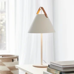 Lámpara de mesa Strap de metal con cinta de cuero, blanca