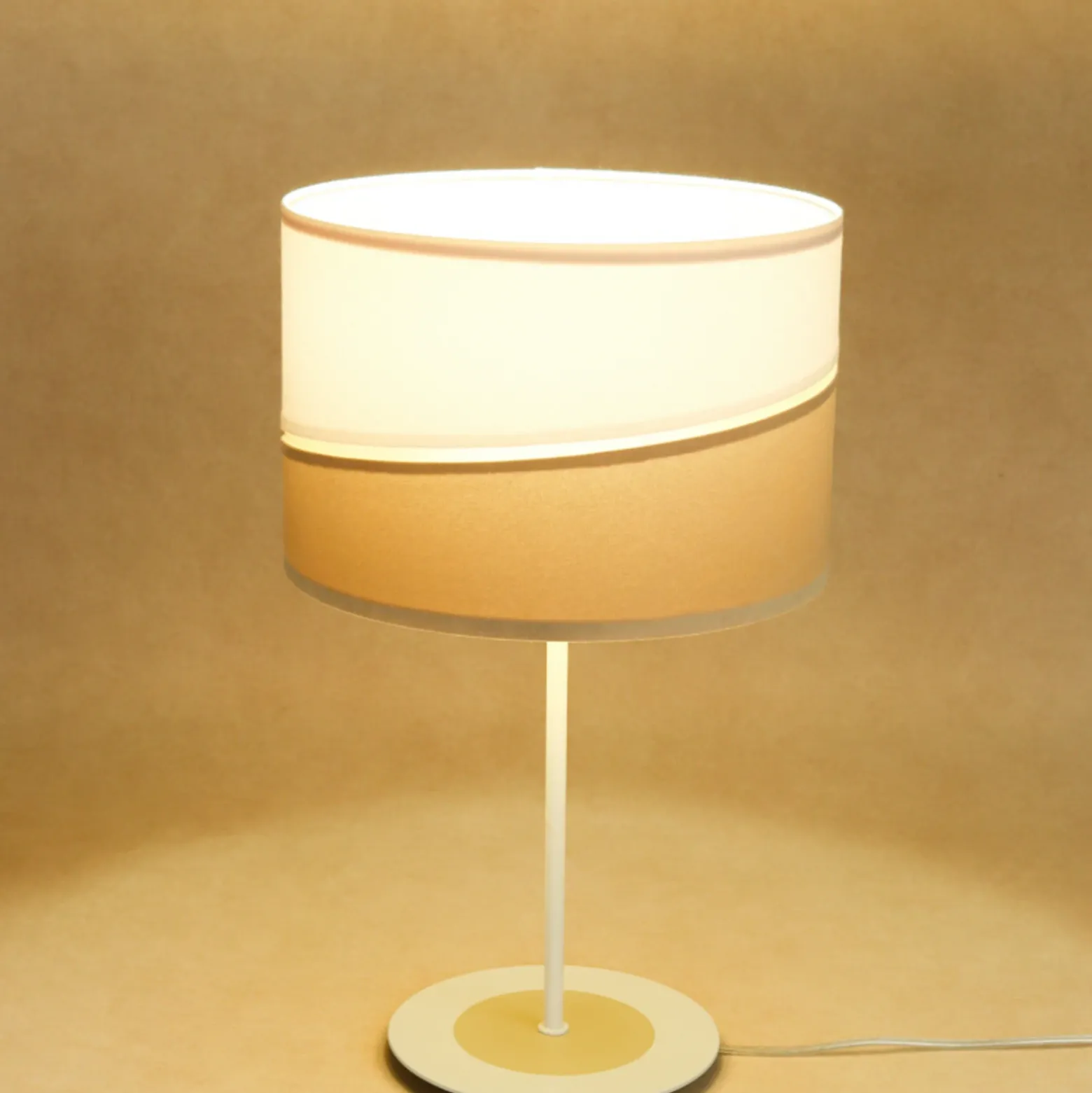 Lámpara de mesa Susan, blanco/beige/dorado