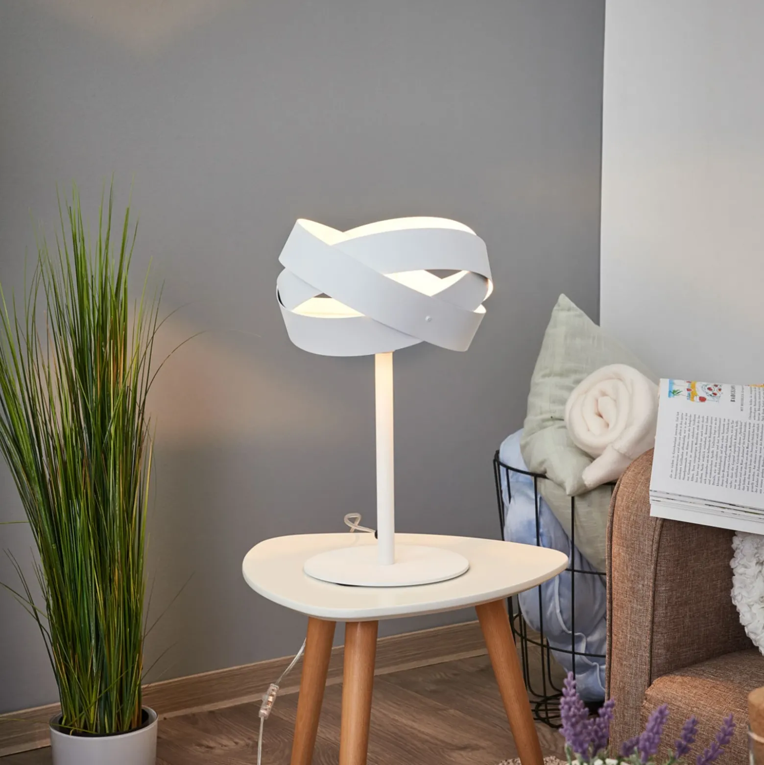 Lámpara de mesa Tornado de atractivo diseño