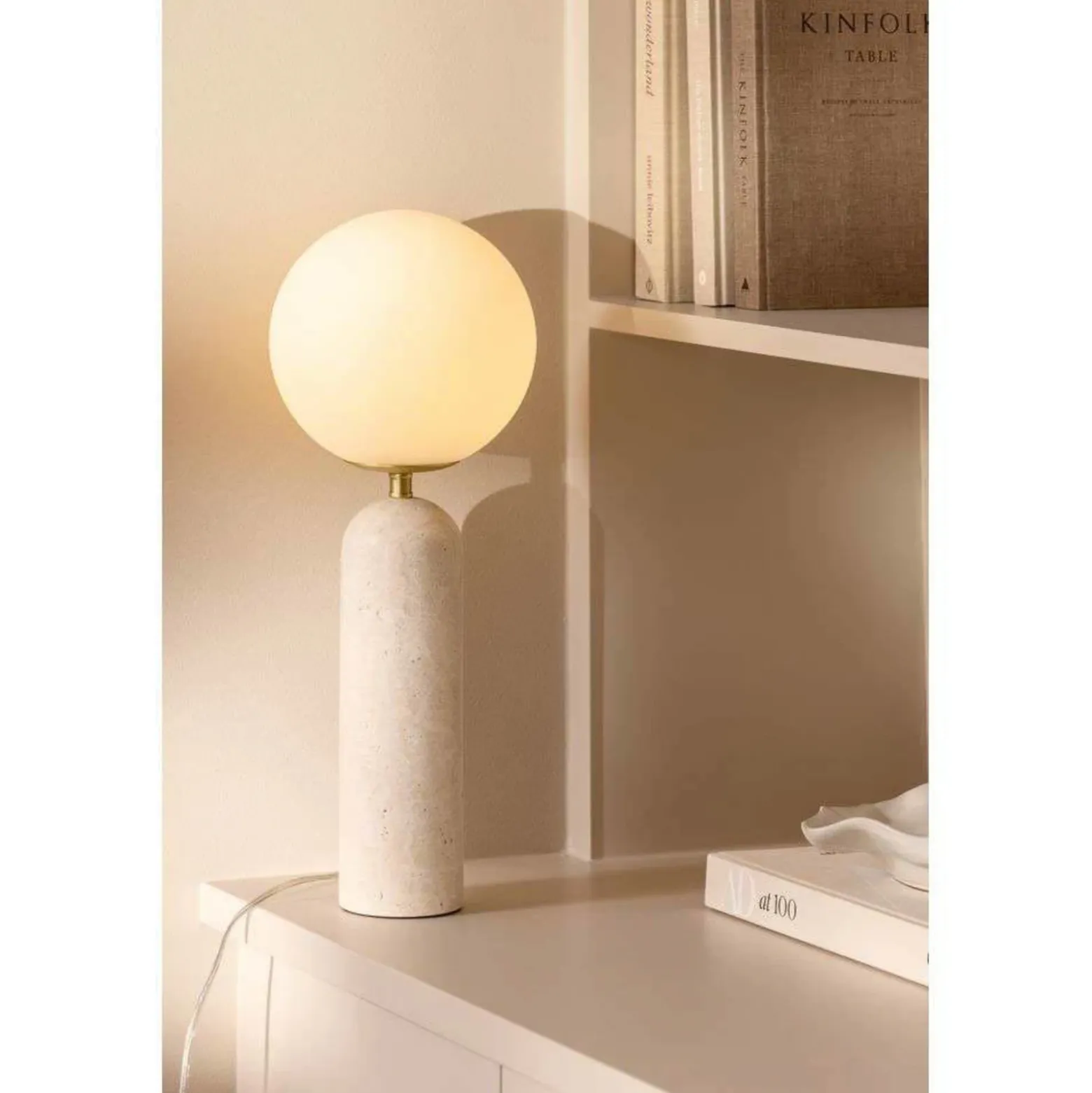 Lámpara de mesa Torrano de Globen Lighting, altura 53 cm, travertino