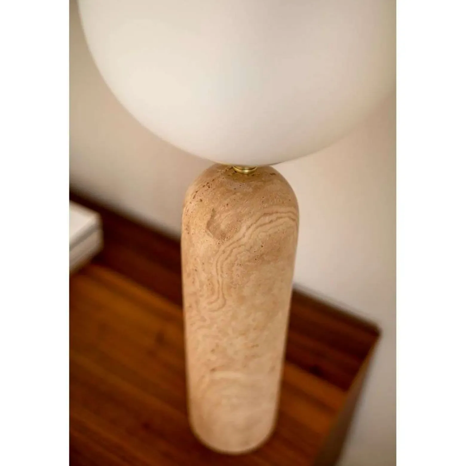 Lámpara de mesa Torrano de Globen Lighting, altura 53 cm, travertino