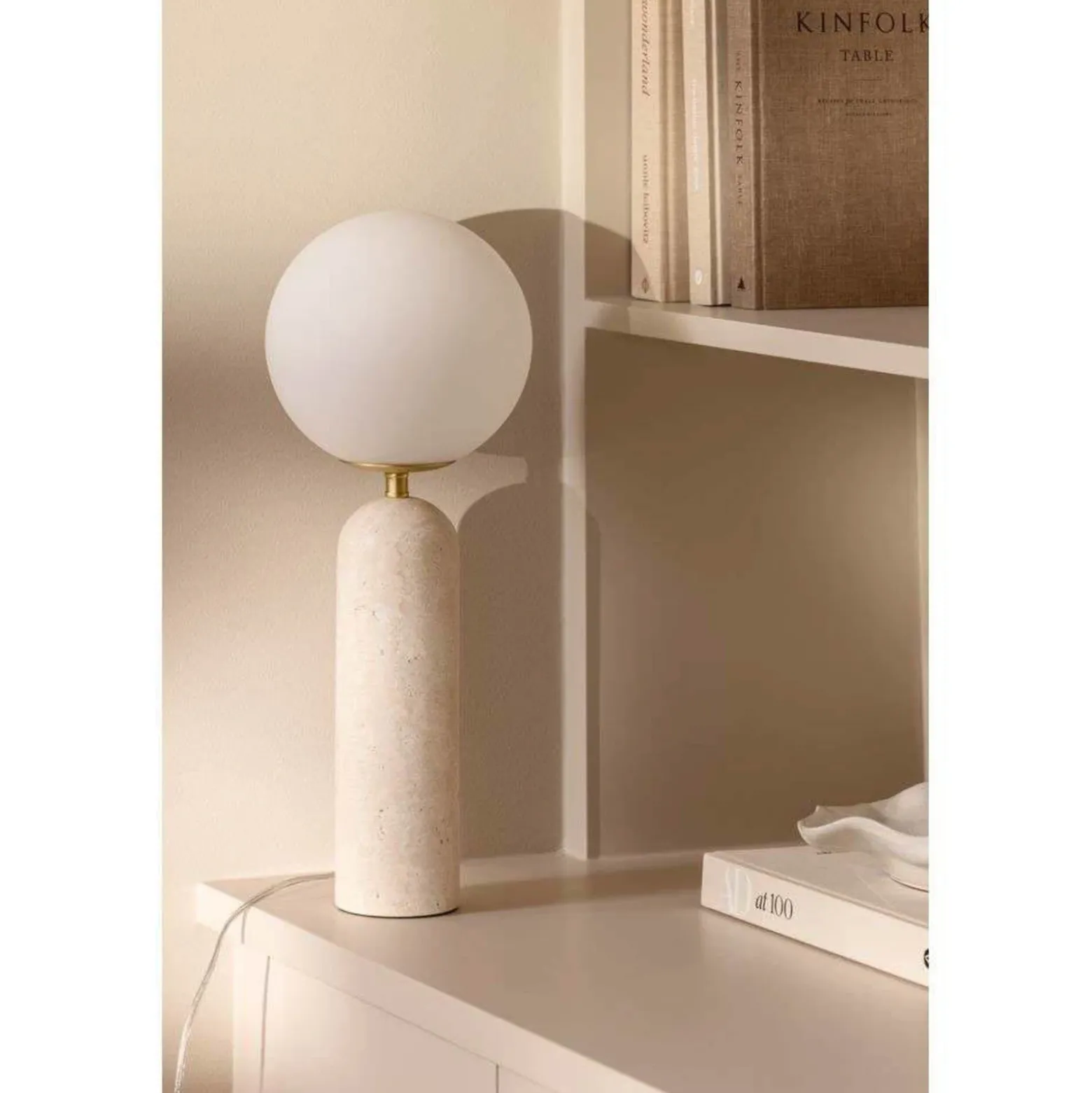 Lámpara de mesa Torrano de Globen Lighting, altura 53 cm, travertino