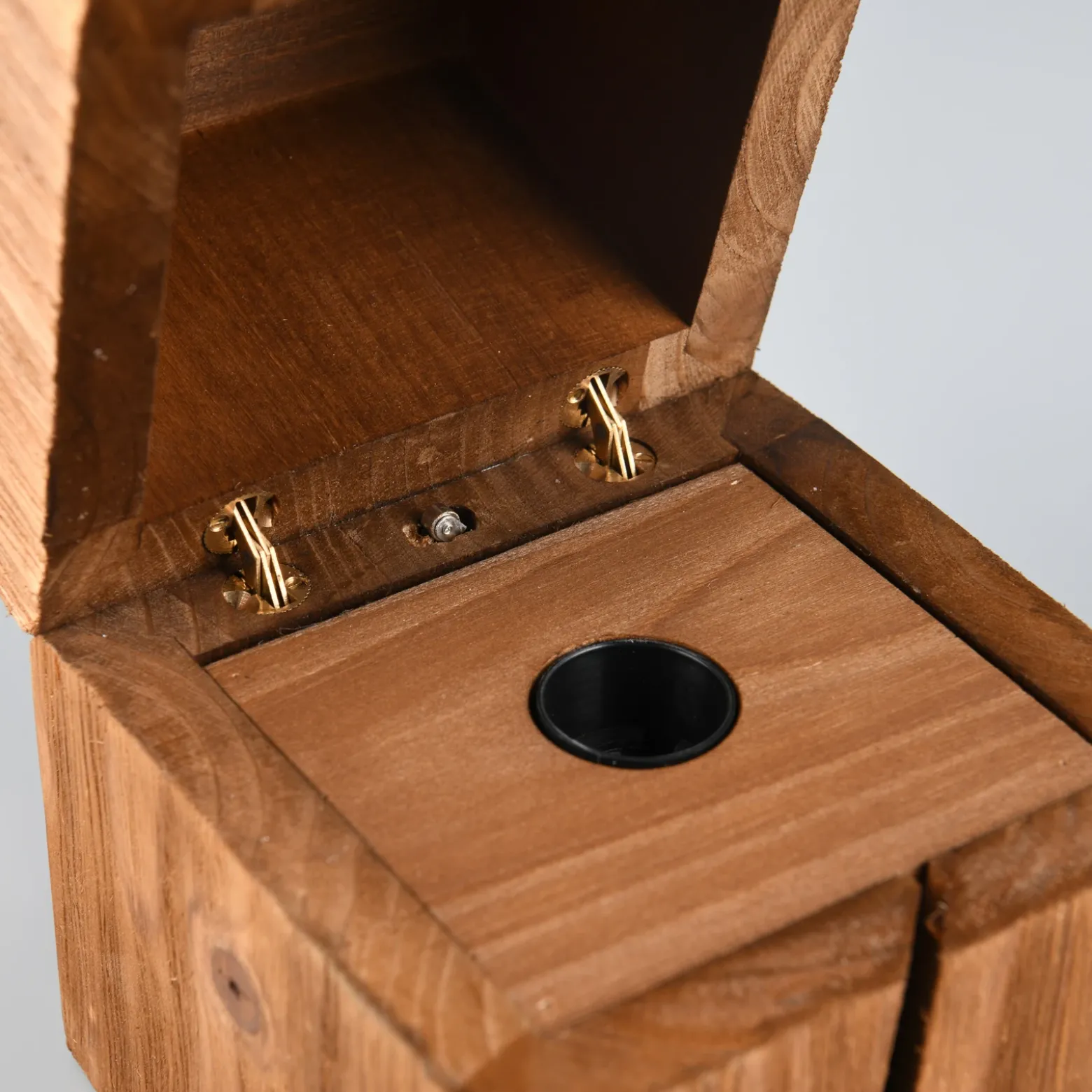 Lámpara de mesa Treasure, acabado natural, madera, abatible